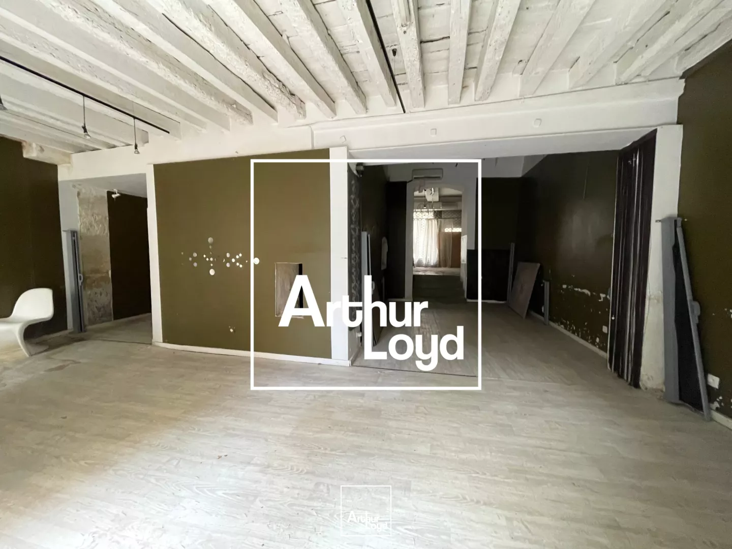 Local Commercial Nîmes Centre : Opportunité Rénovation & Terrasse Place Esclafidou - Vente