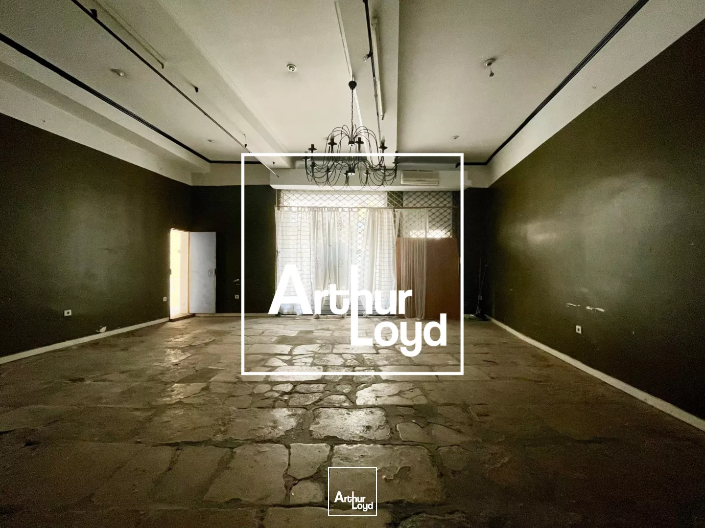 Local Commercial Nîmes Centre : Opportunité Rénovation & Terrasse Place Esclafidou - Vente