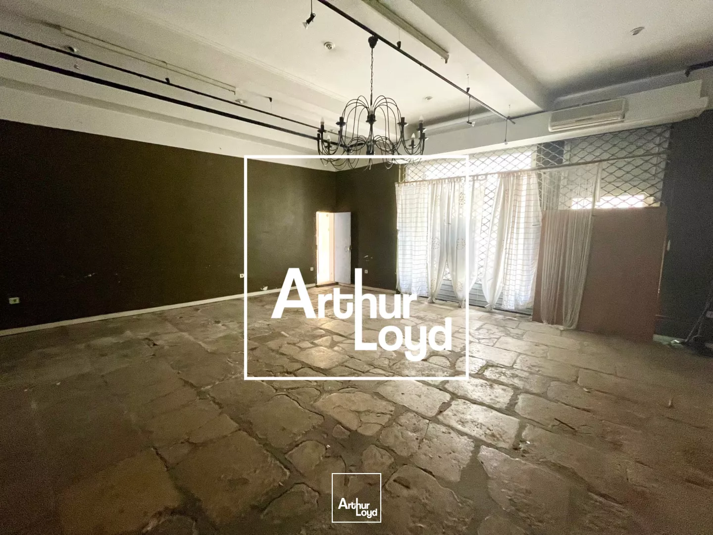 Local Commercial Nîmes Centre : Opportunité Rénovation & Terrasse Place Esclafidou - Vente