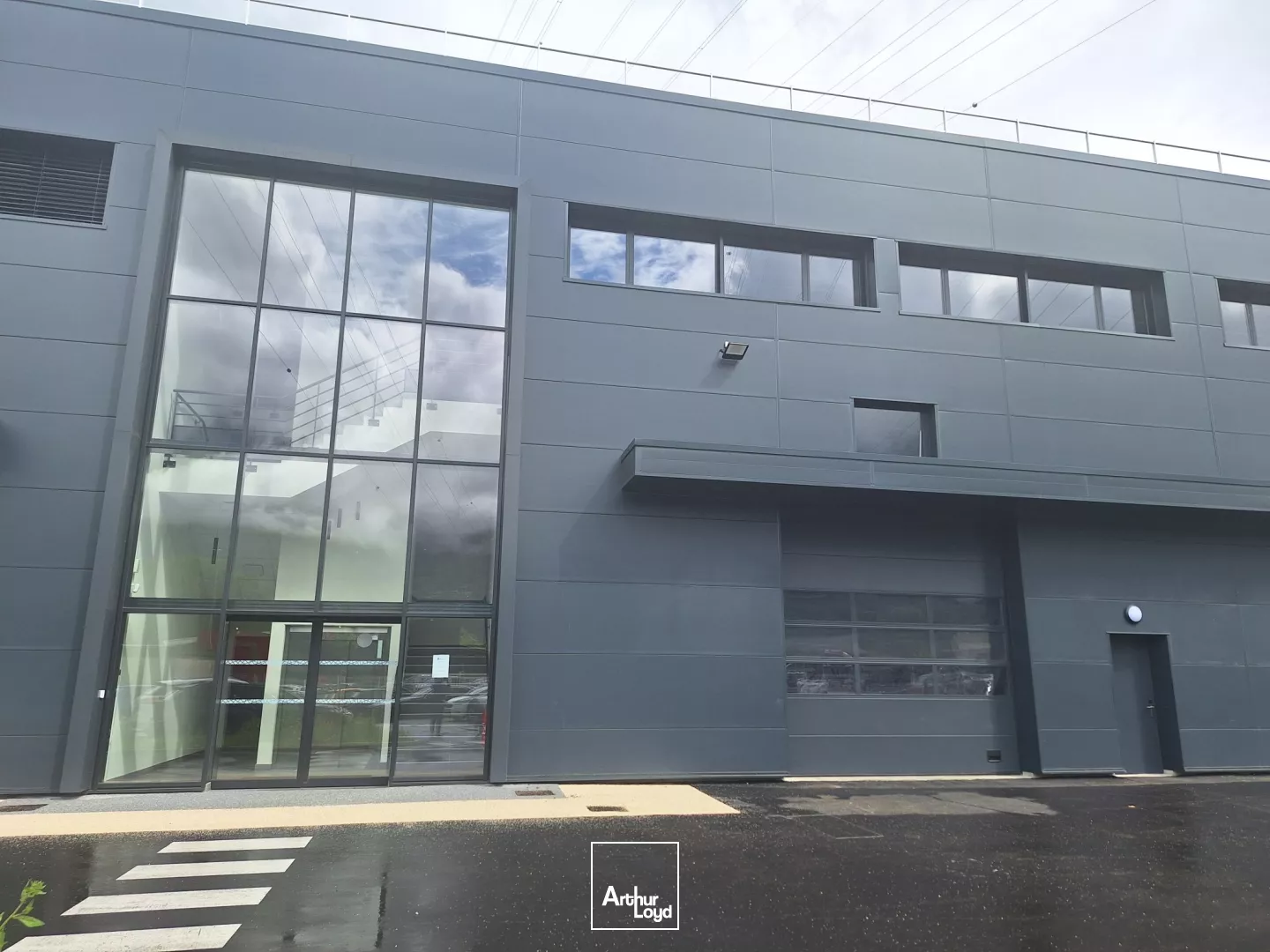 BUREAUX A LOUER VARCES AVEC TERRASSE BELLE VISIBILITE