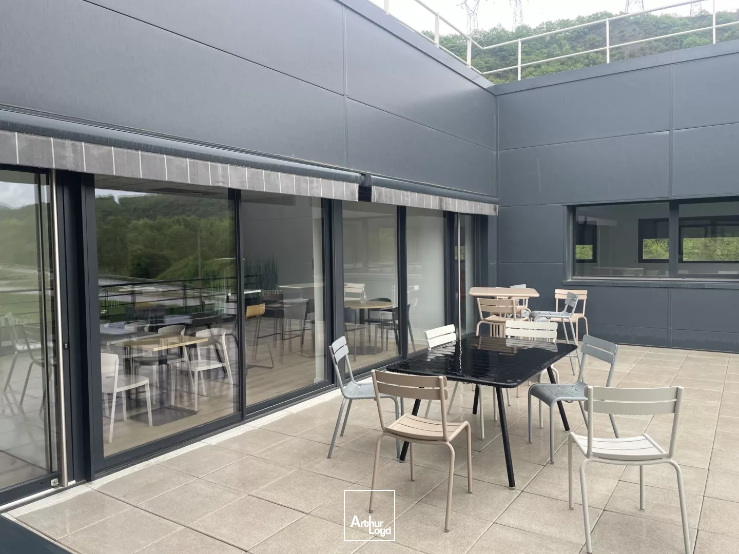 BUREAUX A LOUER VARCES AVEC TERRASSE BELLE VISIBILITE