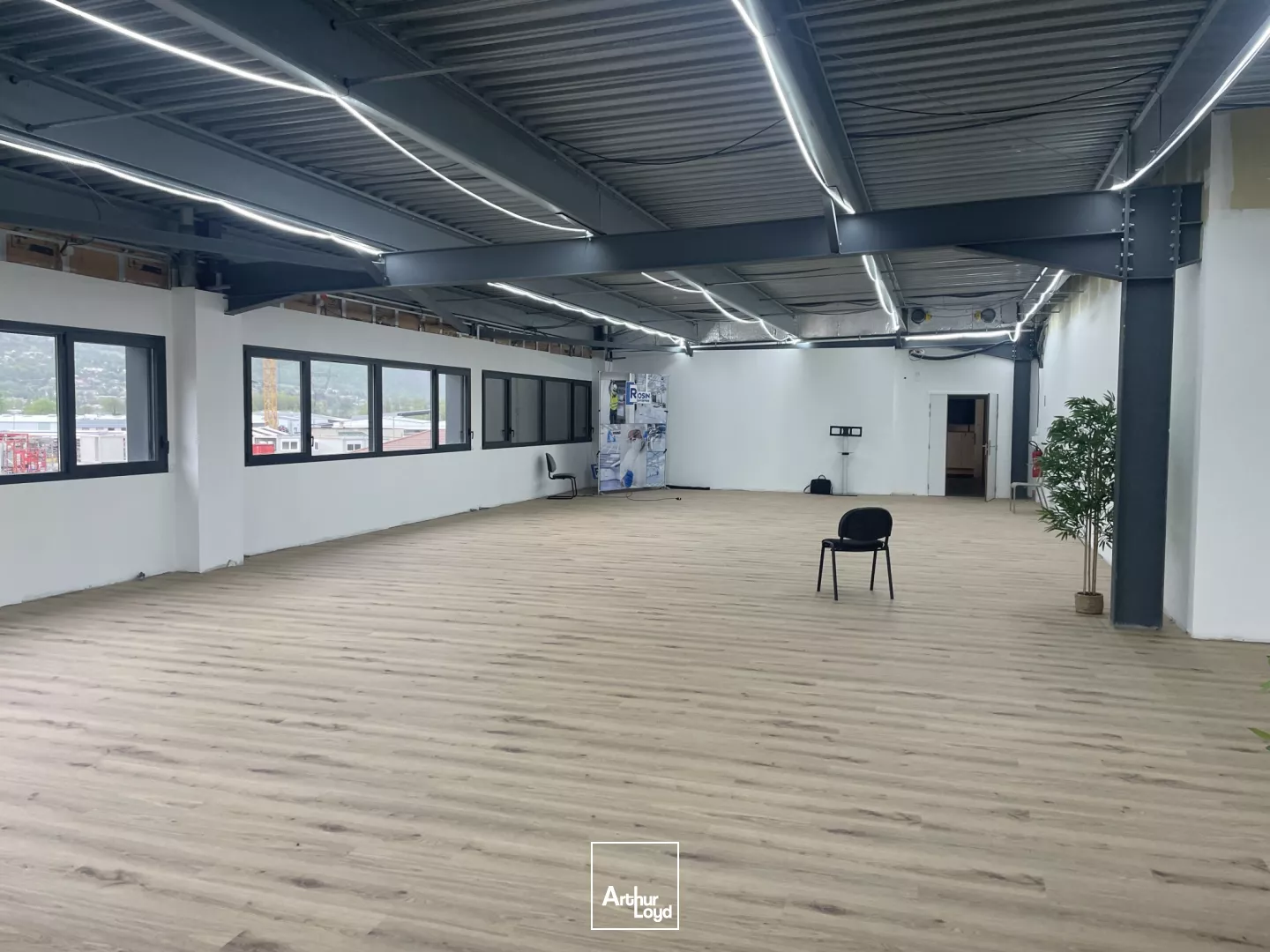 BUREAUX A LOUER VARCES AVEC TERRASSE BELLE VISIBILITE