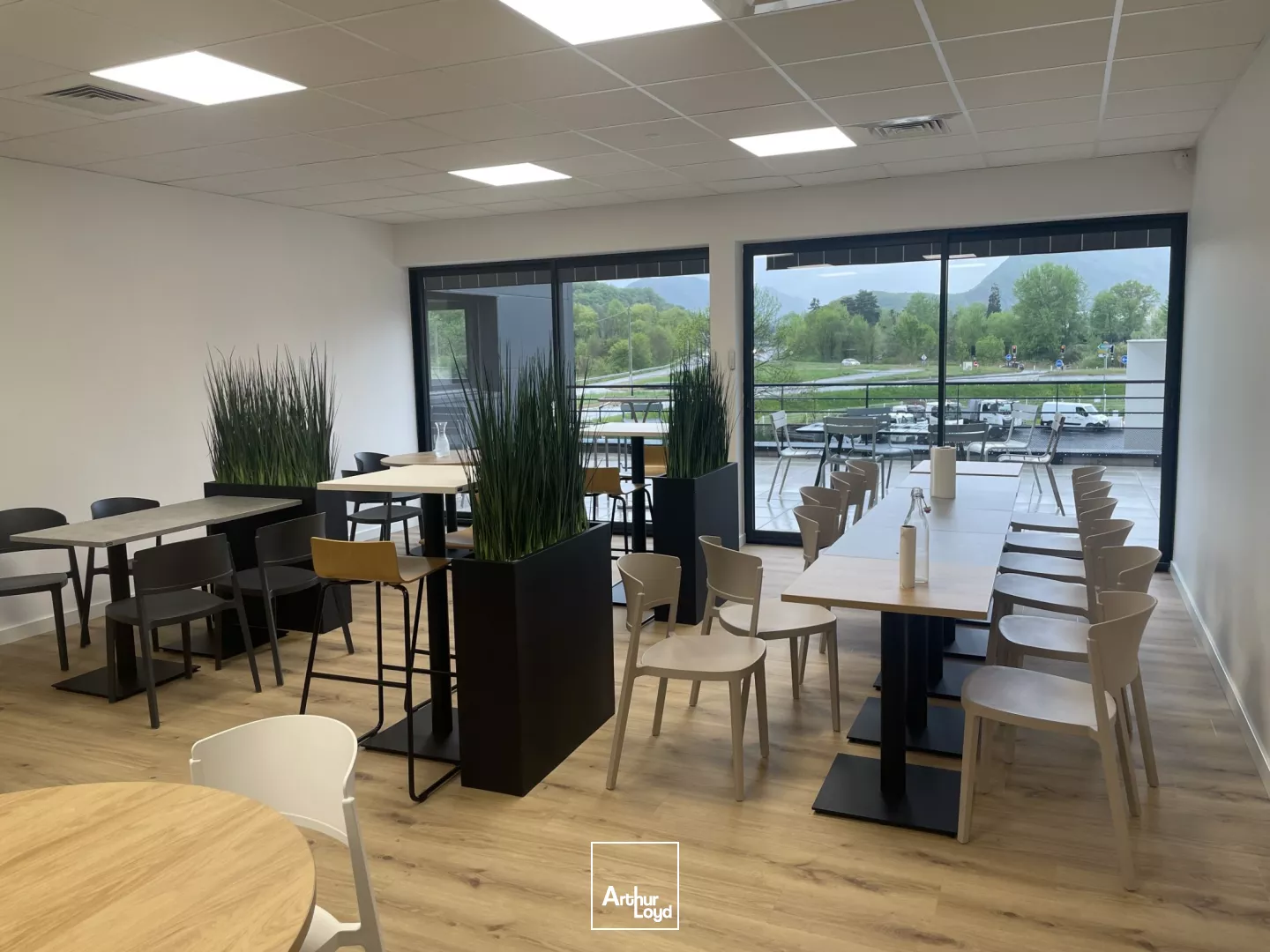 BUREAUX A LOUER VARCES AVEC TERRASSE BELLE VISIBILITE