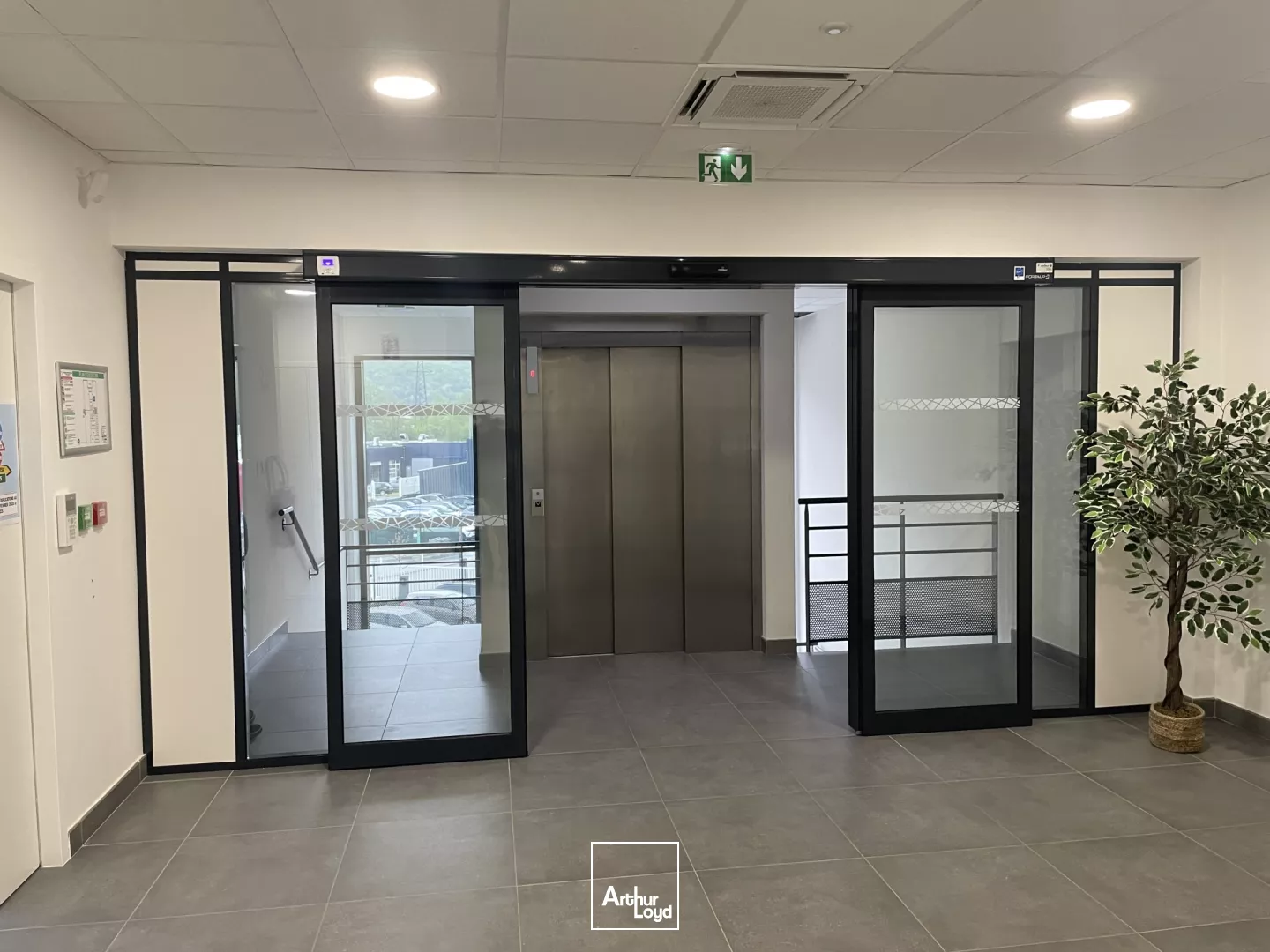 BUREAUX A LOUER VARCES AVEC TERRASSE BELLE VISIBILITE