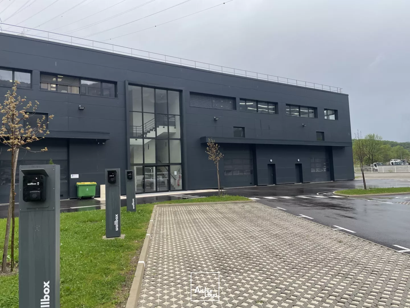 BUREAUX A LOUER VARCES AVEC TERRASSE BELLE VISIBILITE