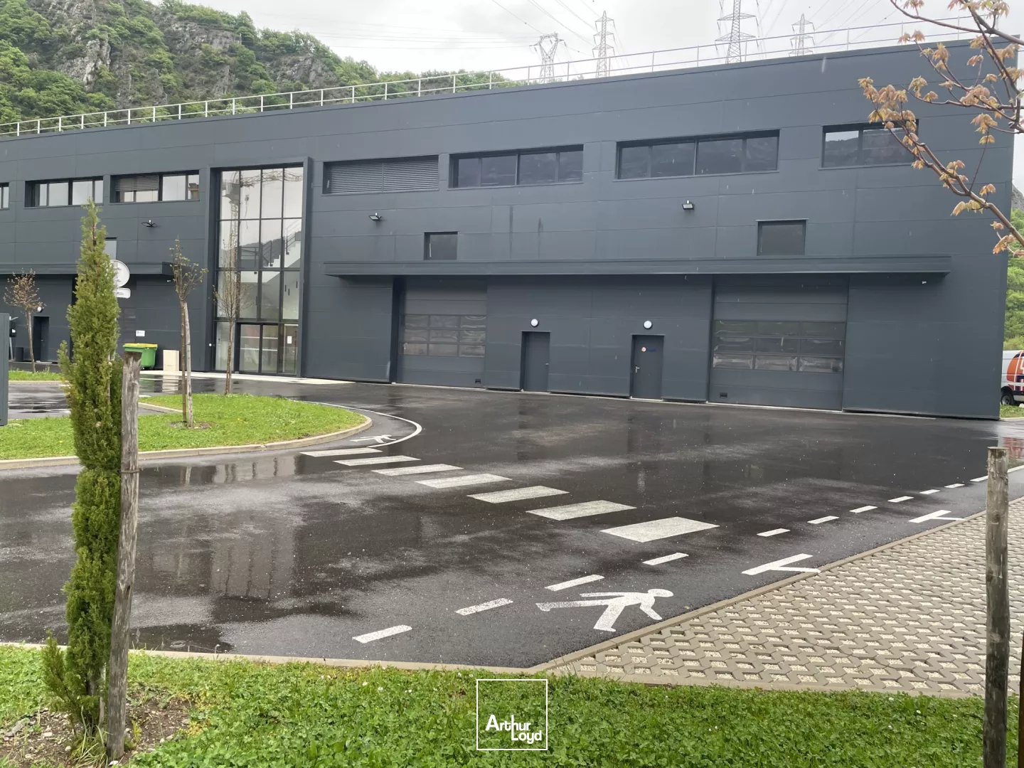 BUREAUX A LOUER VARCES AVEC TERRASSE BELLE VISIBILITE