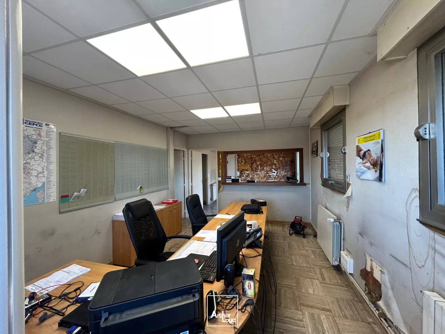 A VENDRE - BÂTIMENT D'ACTIVITÉ - 950 M2 - NOYON AVEC TERRAIN BITUMÉ DE 8 500 M2