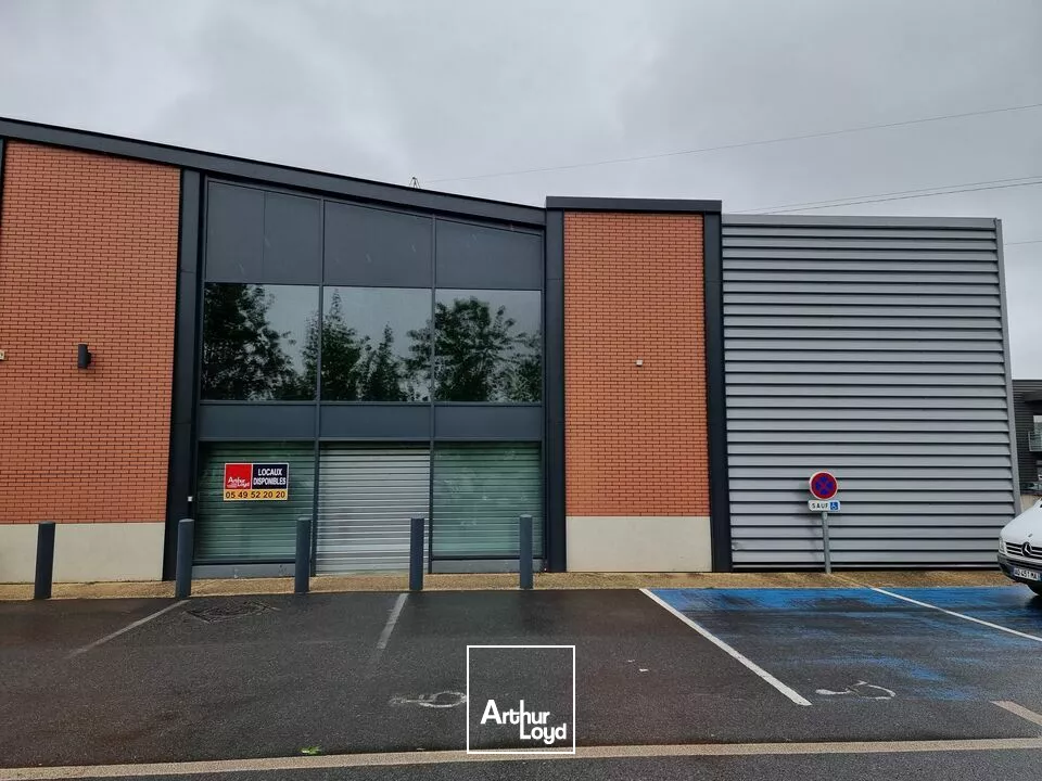 LOCAL COMMERCIAL À LOUER  ZONE COMMERCIALE NIORT ACCES LA ROCHELLE