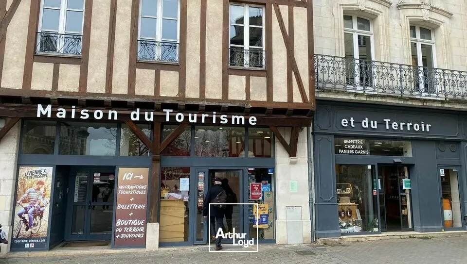 A LOUER - LOCAL COMMERCIAL 221m² - CENTRE VILLE DE POITIERS, FACE À LA PLACE DU MARCHÉ NOTRE-DAME 