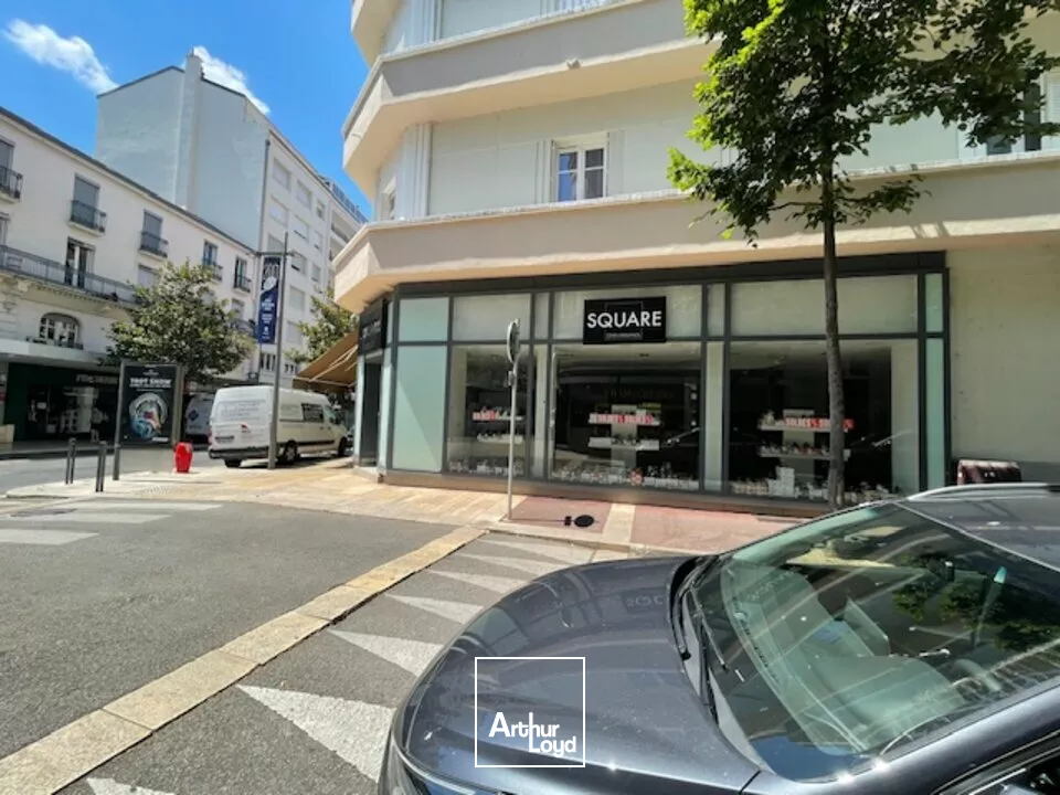 RARE !!!Local commercial en cur de ville Idéal pour une enseigne nationale visibilité optimale et stratégique.