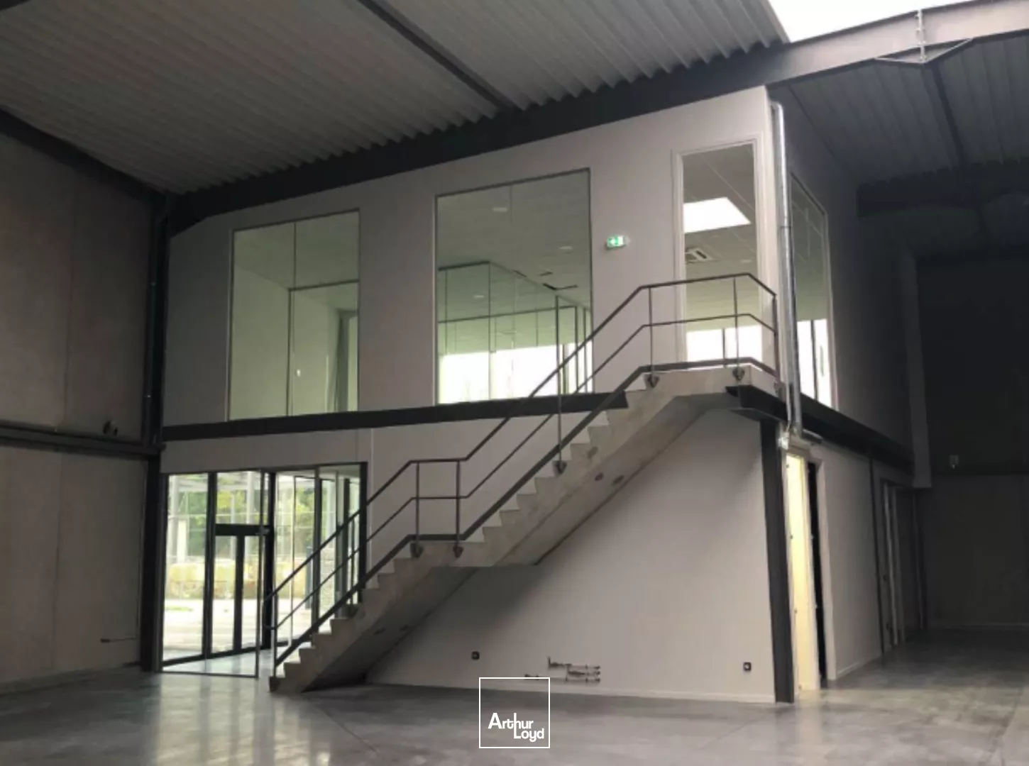 Entrepôts au sein d'un parc d'activité neuf situé à Roncq. Bureaux clés en main avec belles prestations. Proche belgique et axes autoroutiers. Nord de Lille.