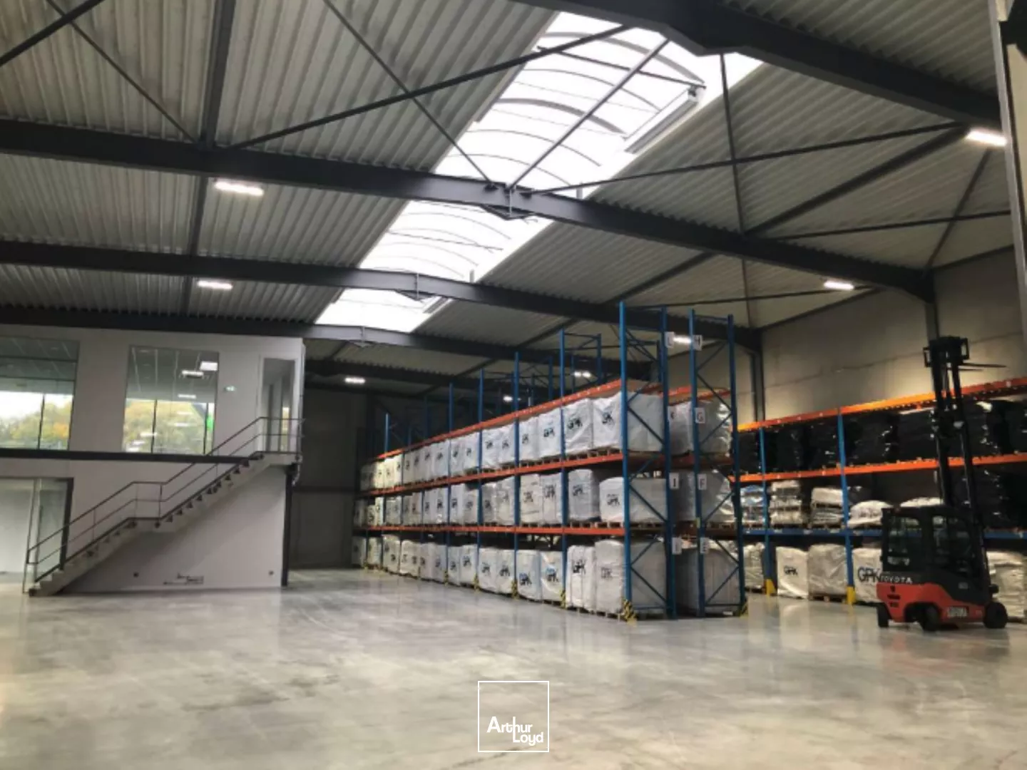 Entrepôts au sein d'un parc d'activité neuf situé à Roncq. Bureaux clés en main avec belles prestations. Proche belgique et axes autoroutiers. Nord de Lille.