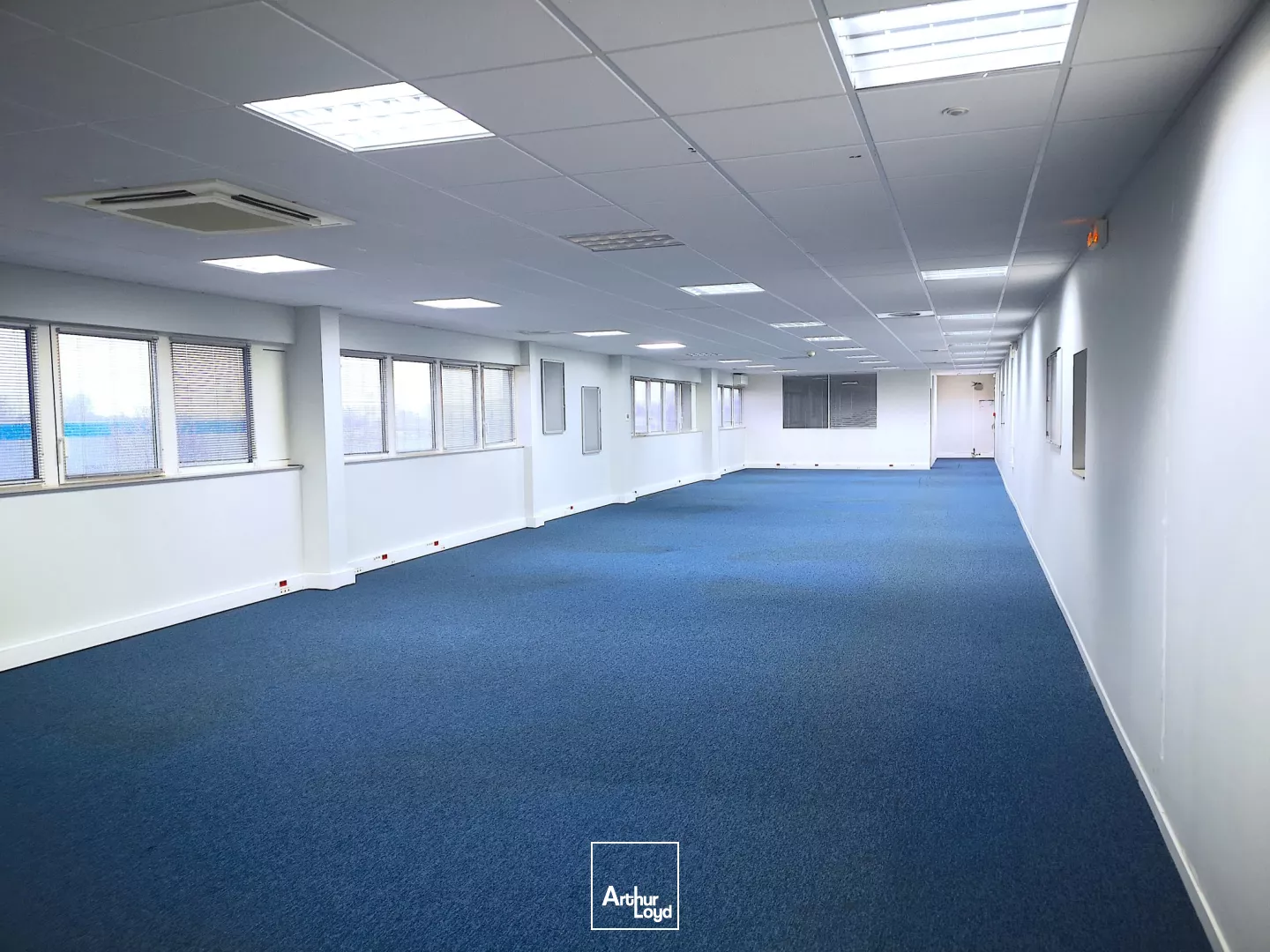 Rare sur le secteur : entrepôt avec quai proche autoroute