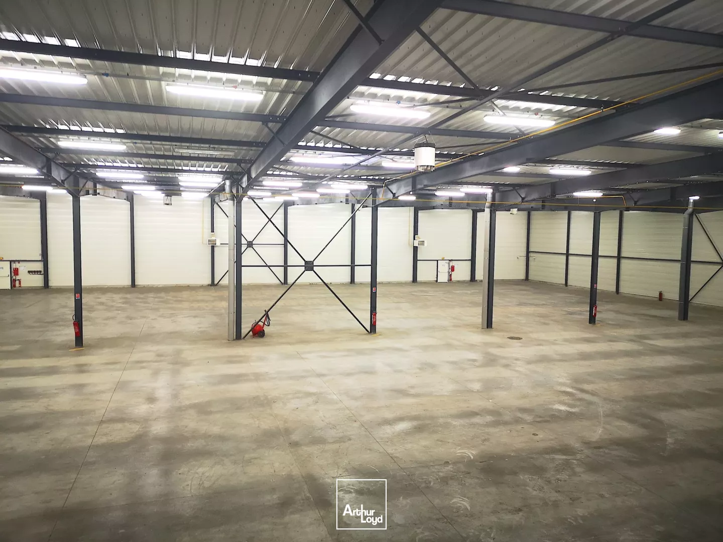 Rare sur le secteur : entrepôt avec quai proche autoroute