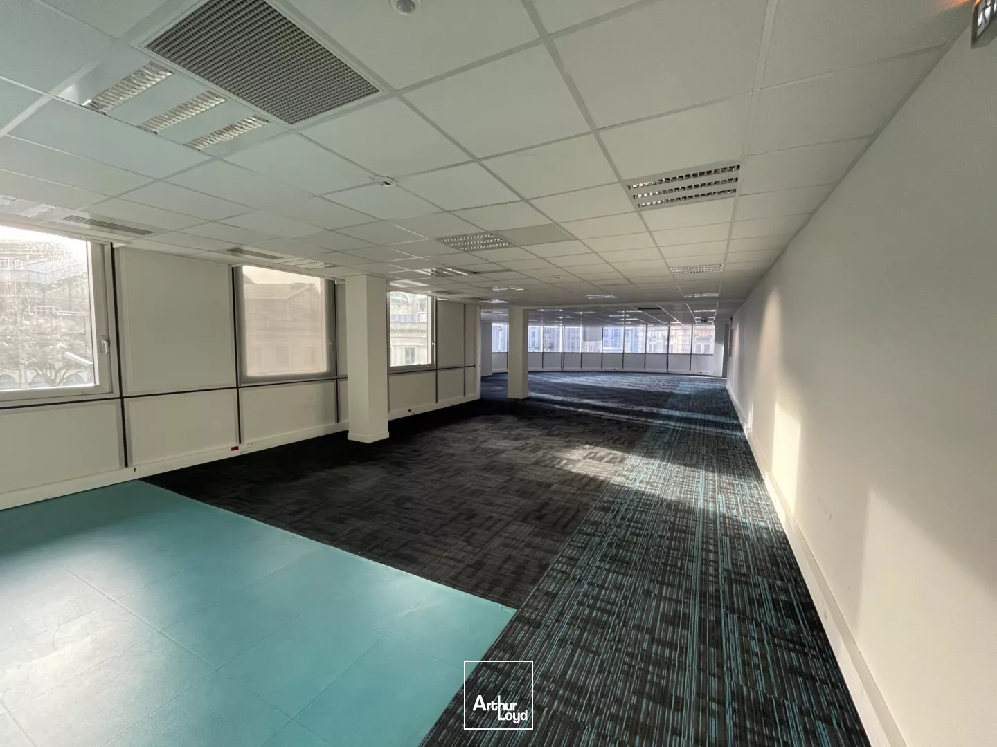 Bureaux face gare Lille Flandres centre ville effet d'enseigne emplacement prime proche commerce centre commercial coin cuisine open space cloison