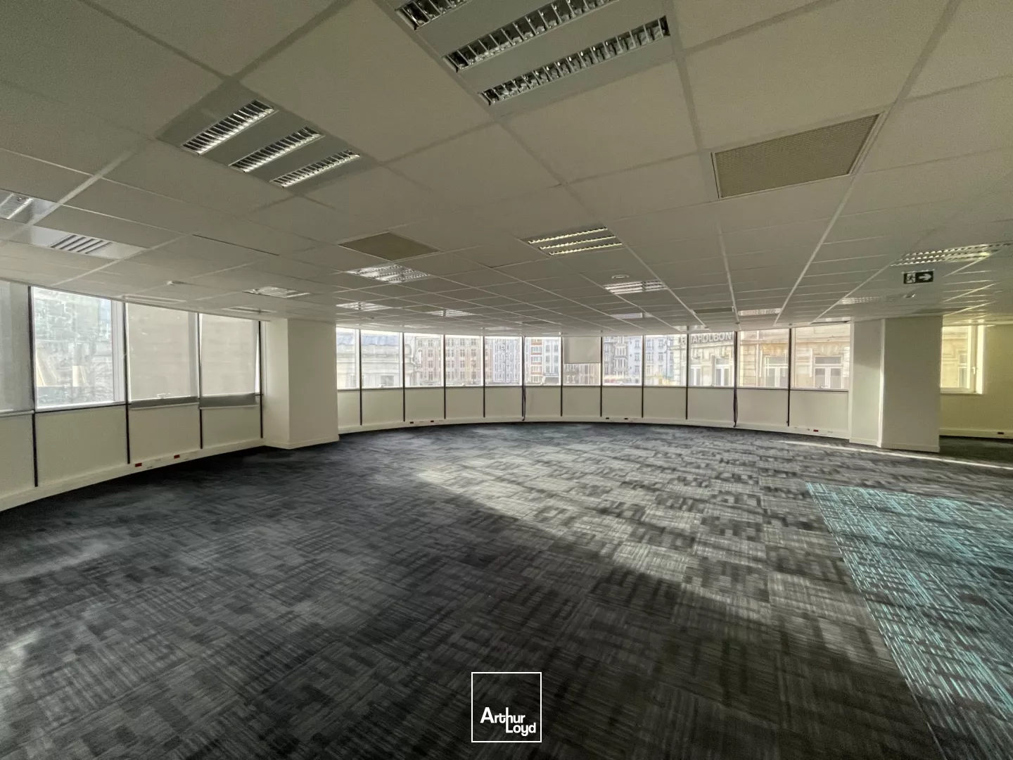 Bureaux face gare Lille Flandres centre ville effet d'enseigne emplacement prime proche commerce centre commercial coin cuisine open space cloison