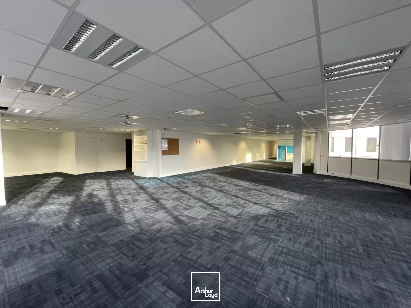 Bureaux face gare Lille Flandres centre ville effet d'enseigne emplacement prime proche commerce centre commercial coin cuisine open space cloison