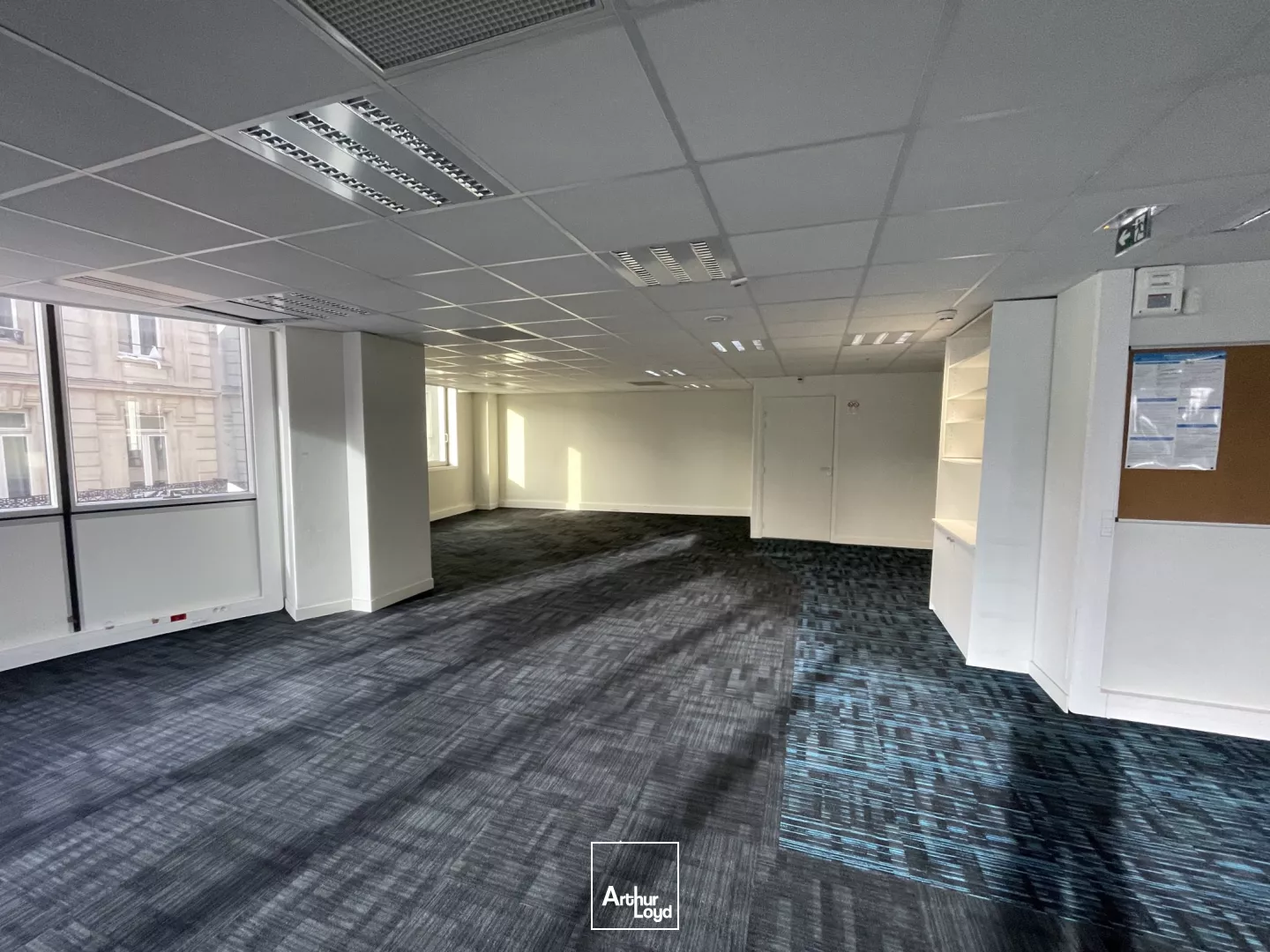 Bureaux face gare Lille Flandres centre ville effet d'enseigne emplacement prime proche commerce centre commercial coin cuisine open space cloison