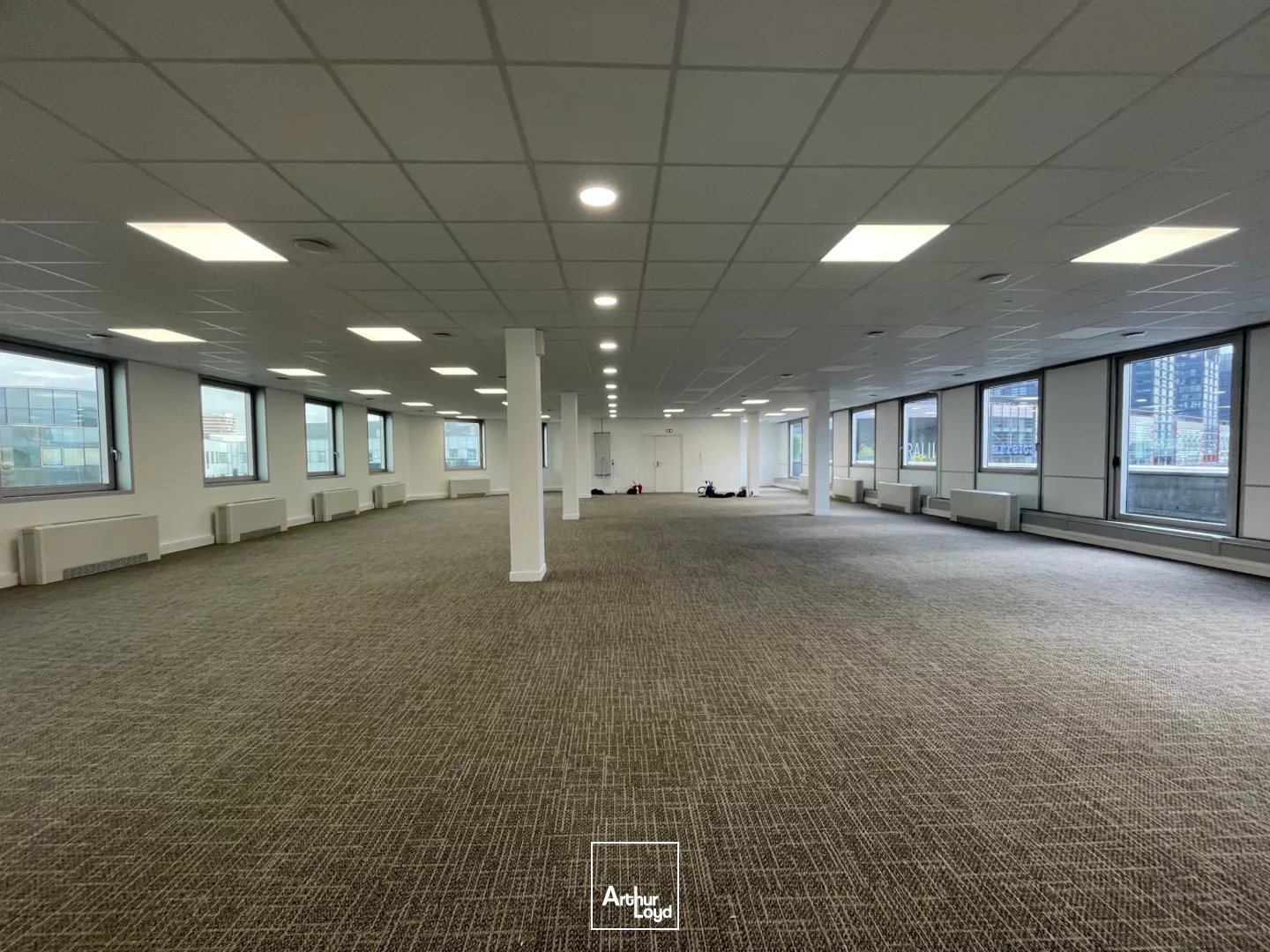 Bureaux face gare Lille Flandres centre ville effet d'enseigne emplacement prime proche commerce centre commercial coin cuisine open space cloison