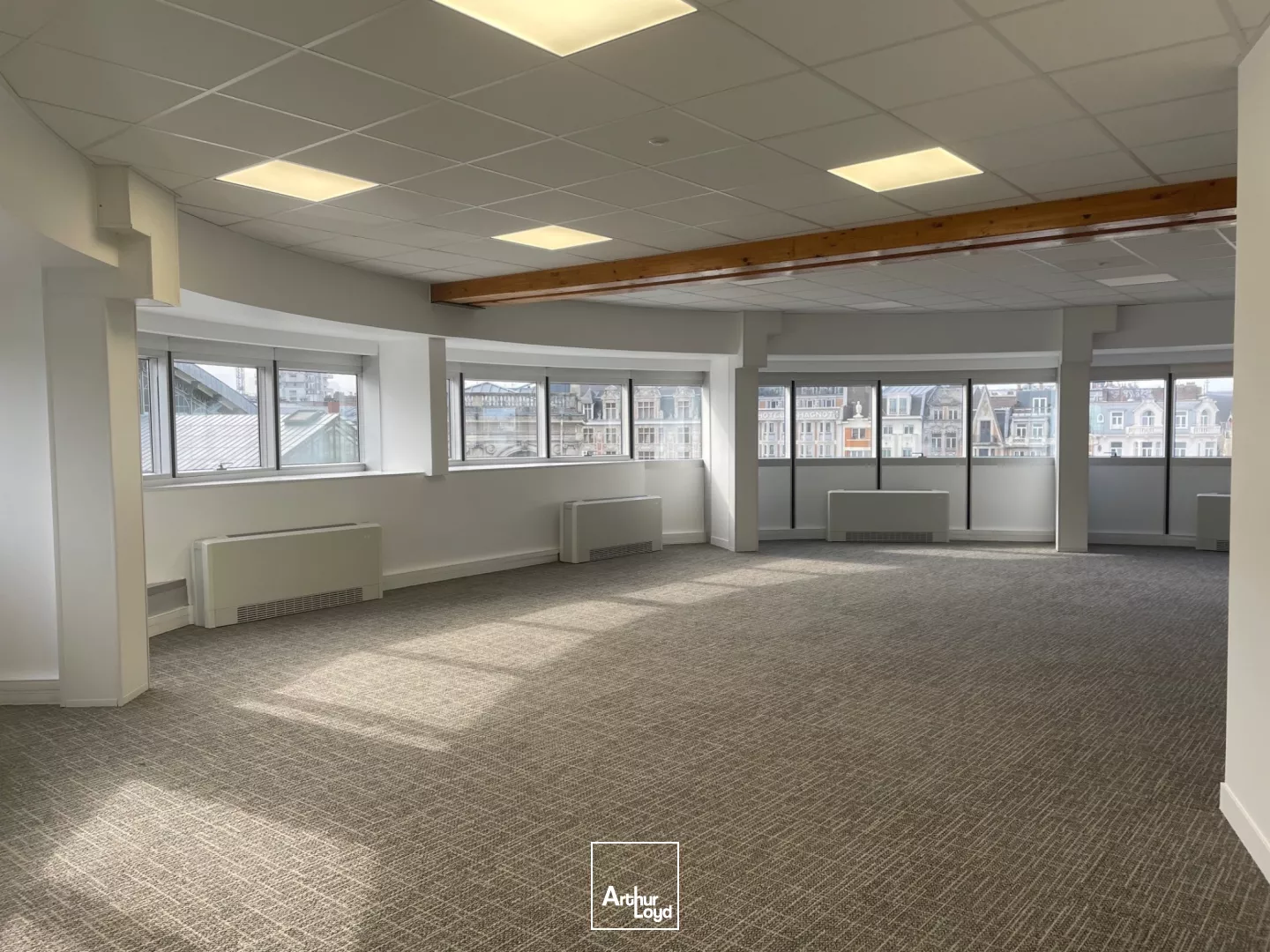 Bureaux face gare Lille Flandres centre ville effet d'enseigne emplacement prime proche commerce centre commercial coin cuisine open space cloison