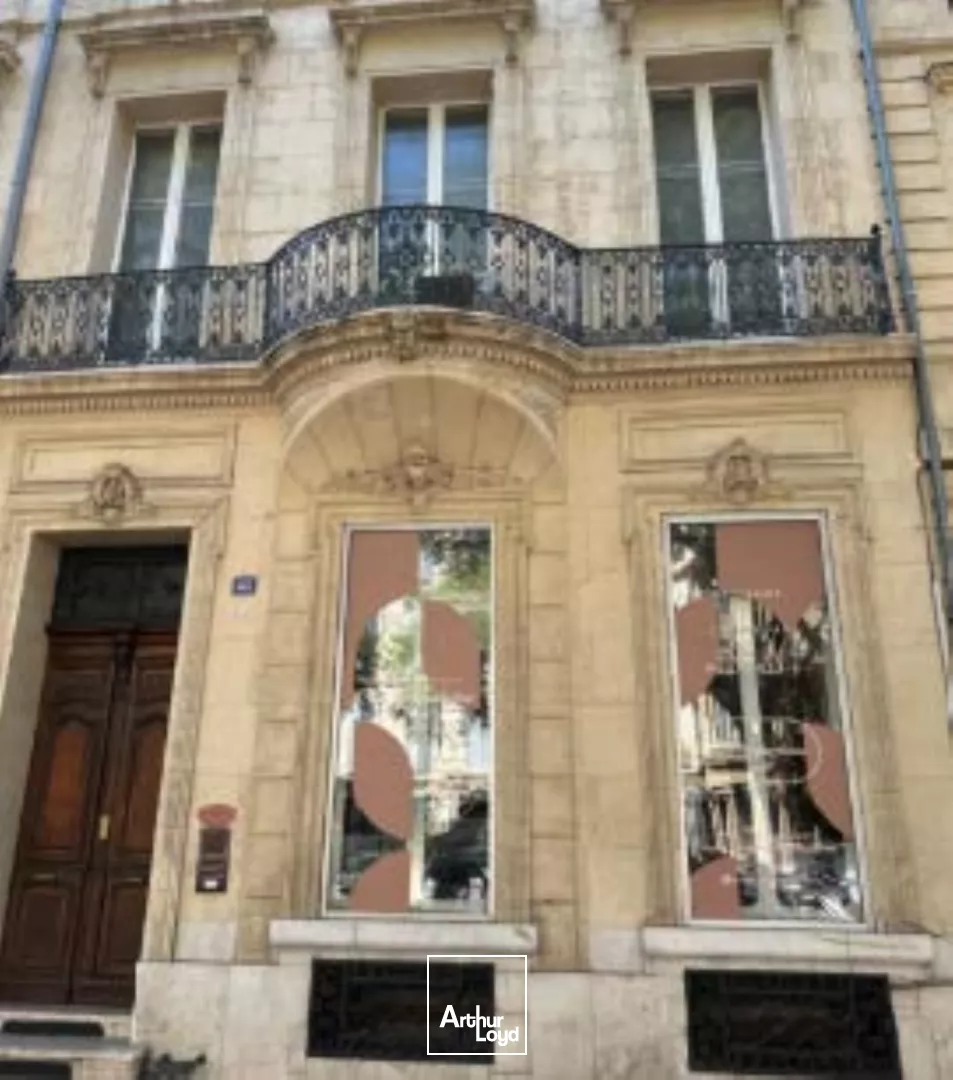 A vendre / A louer - Bureaux avec beaucoup de cachet accompagnés d'une cave - Palais de Justice / Cours Pierre Puget - 13006 Marseille