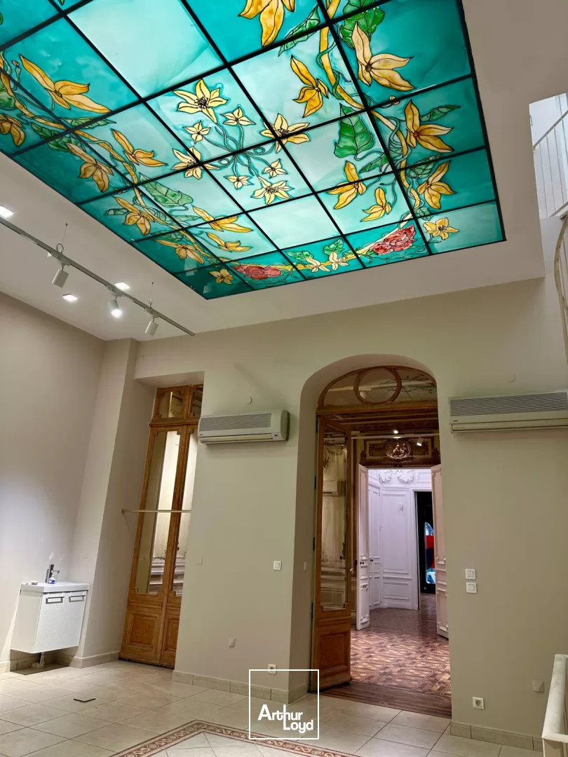 A vendre / A louer - Bureaux avec beaucoup de cachet accompagnés d'une cave - Palais de Justice / Cours Pierre Puget - 13006 Marseille