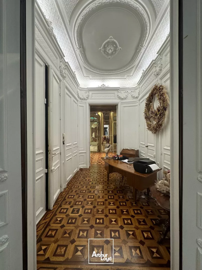 A vendre / A louer - Bureaux avec beaucoup de cachet accompagnés d'une cave - Palais de Justice / Cours Pierre Puget - 13006 Marseille