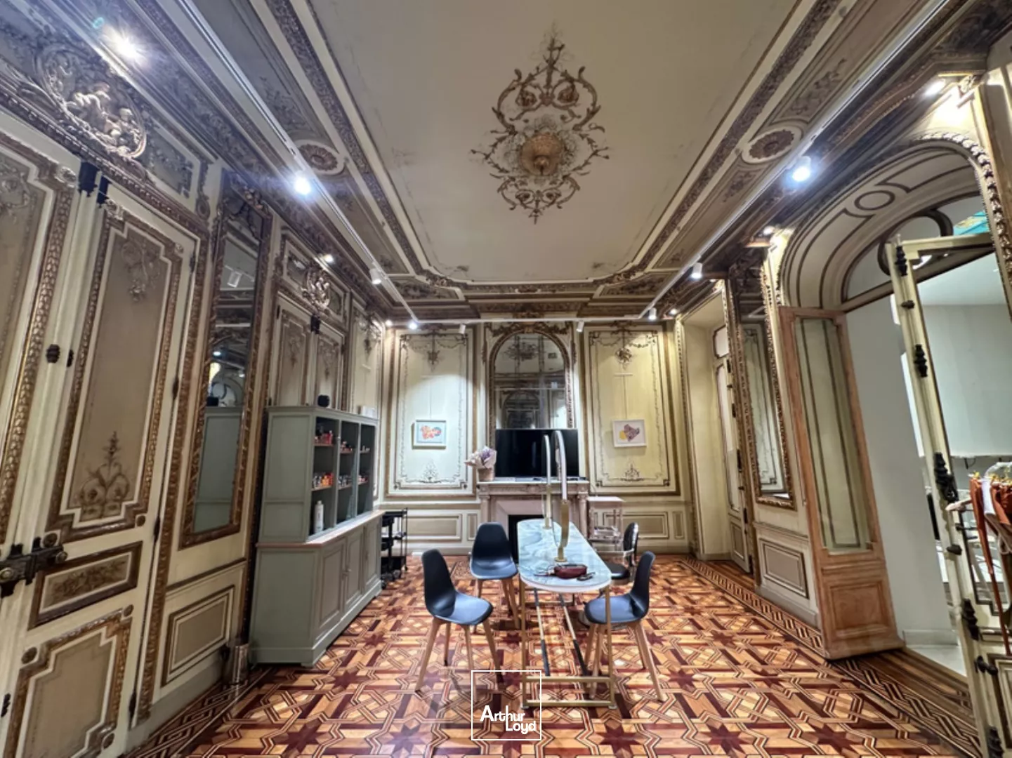 A vendre / A louer - Bureaux avec beaucoup de cachet accompagnés d'une cave - Palais de Justice / Cours Pierre Puget - 13006 Marseille