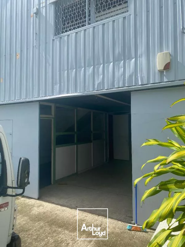 Dépot / Local d'activités 360 m2 ( St Joseph )