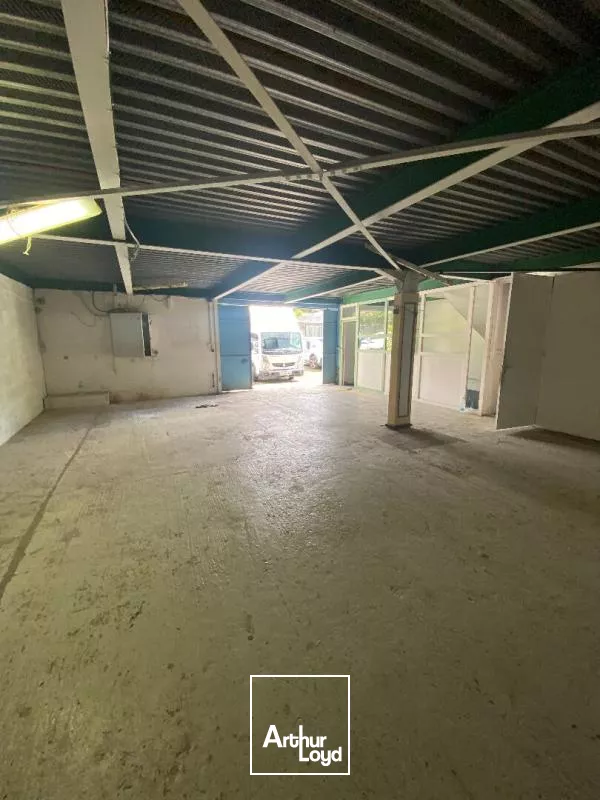 Dépot / Local d'activités 360 m2 ( St Joseph )