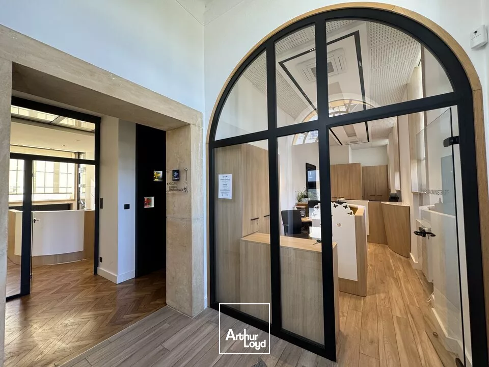 BUREAUX à VENDRE de 921 m²