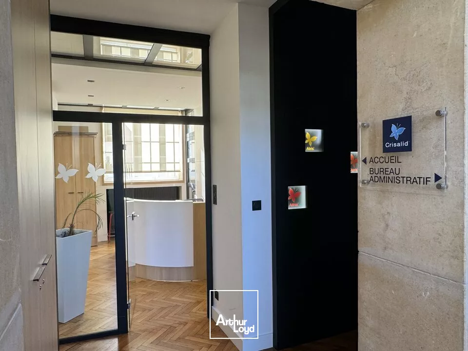 BUREAUX à VENDRE de 921 m²