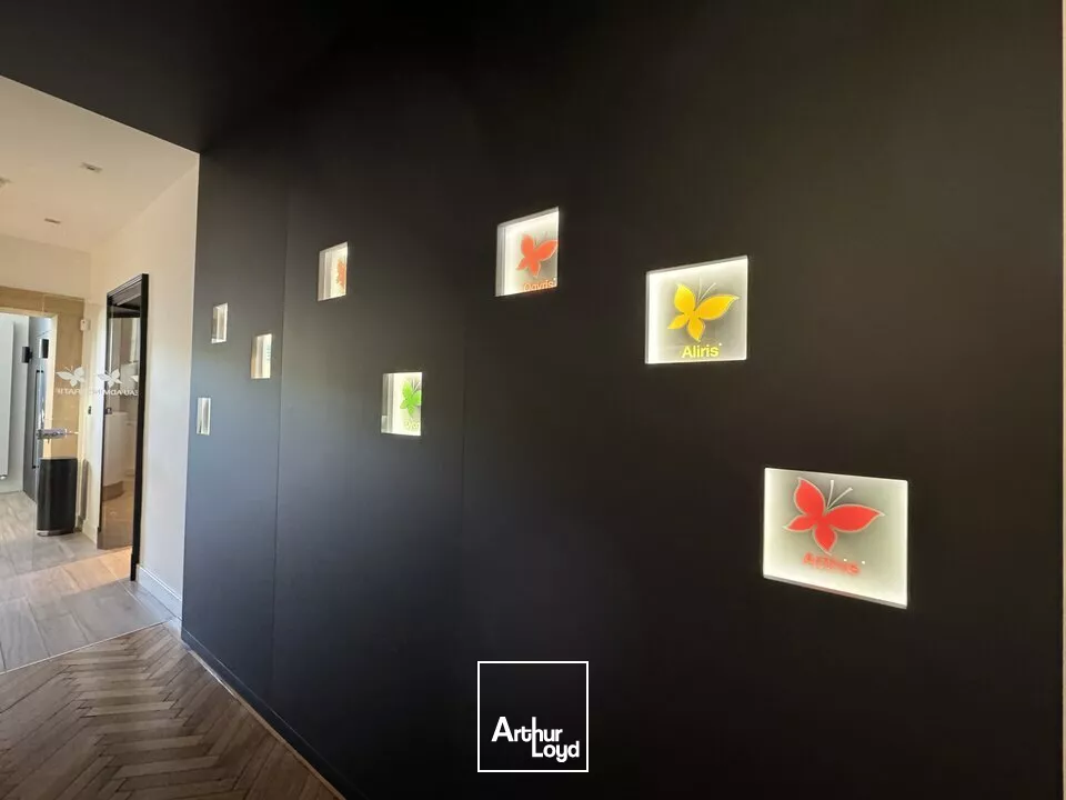 BUREAUX à VENDRE de 921 m²