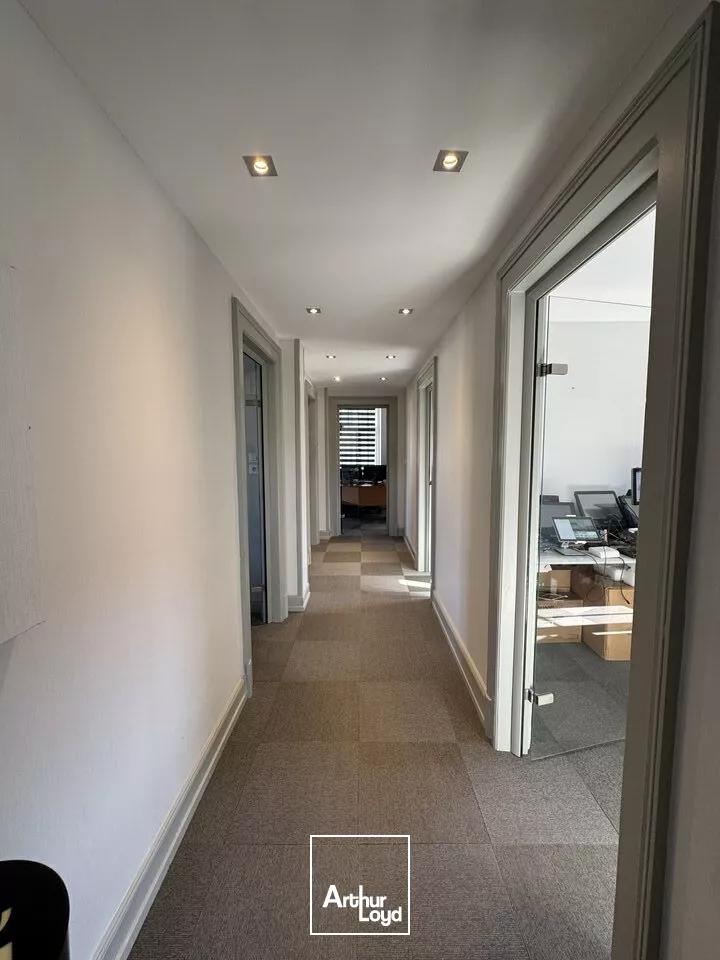 BUREAUX à VENDRE de 921 m²