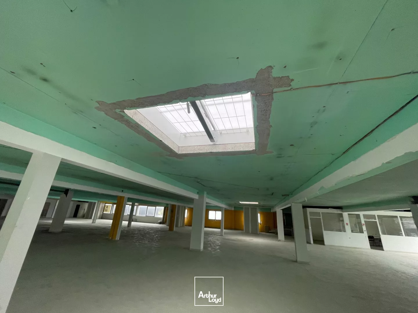 BUREAUX PLATEAU BRUT A AMÉNAGER - 1200 M2 - SAINT-QUENTIN :