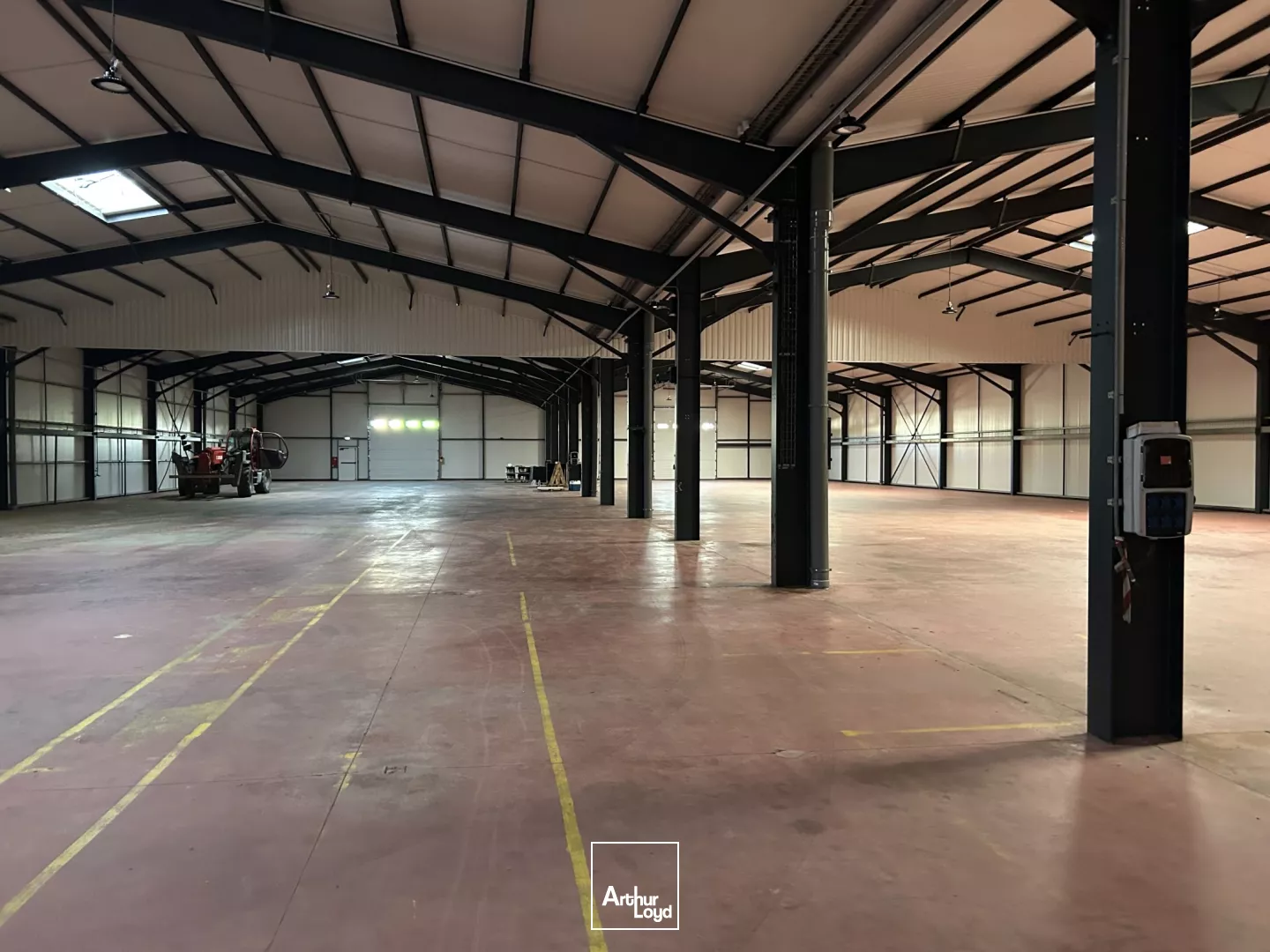 A Couëron, bâtiment d'activité d'environ 2600 m2 à louer ou à vendre