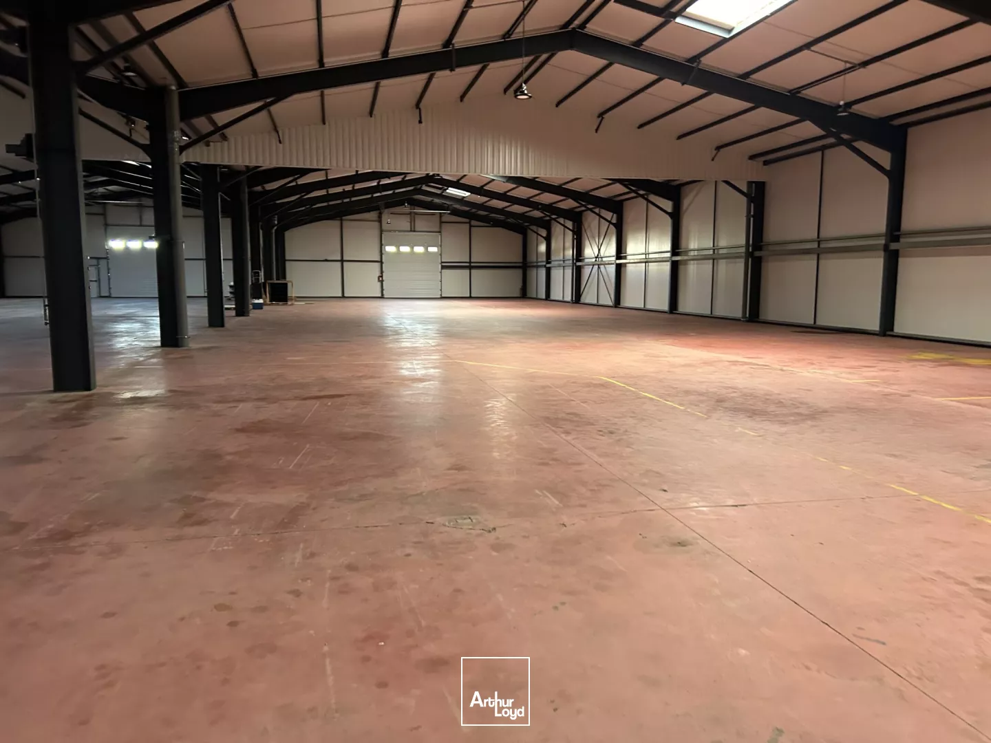 A Couëron, bâtiment d'activité d'environ 2600 m2 à louer ou à vendre