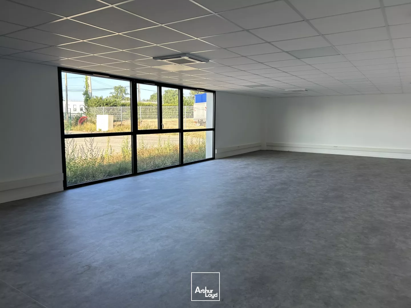 A Couëron, bâtiment d'activité d'environ 2600 m2 à louer ou à vendre