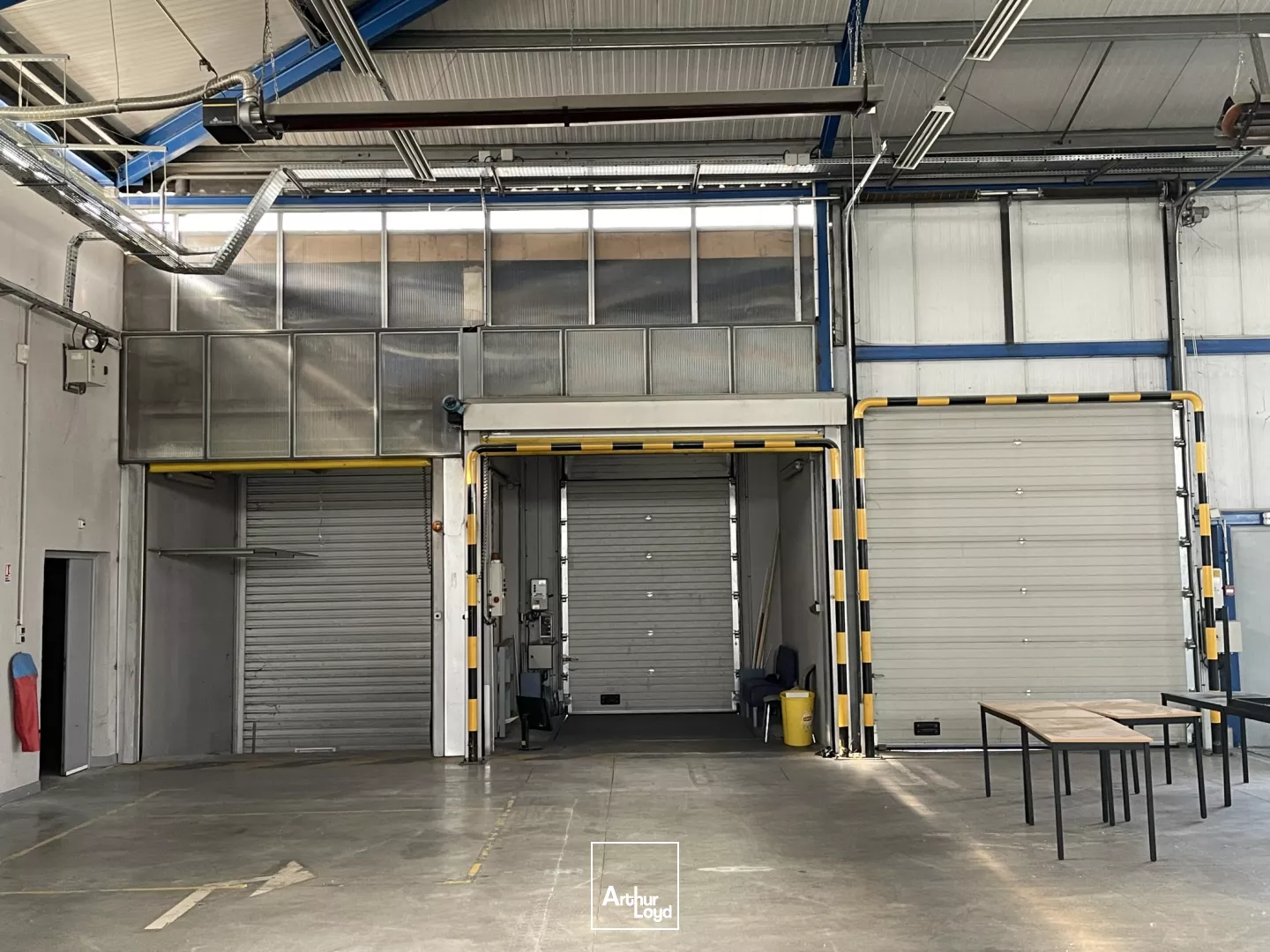 bâtiment d'activité 2411 m² environ - central, visible, fonctionnel.