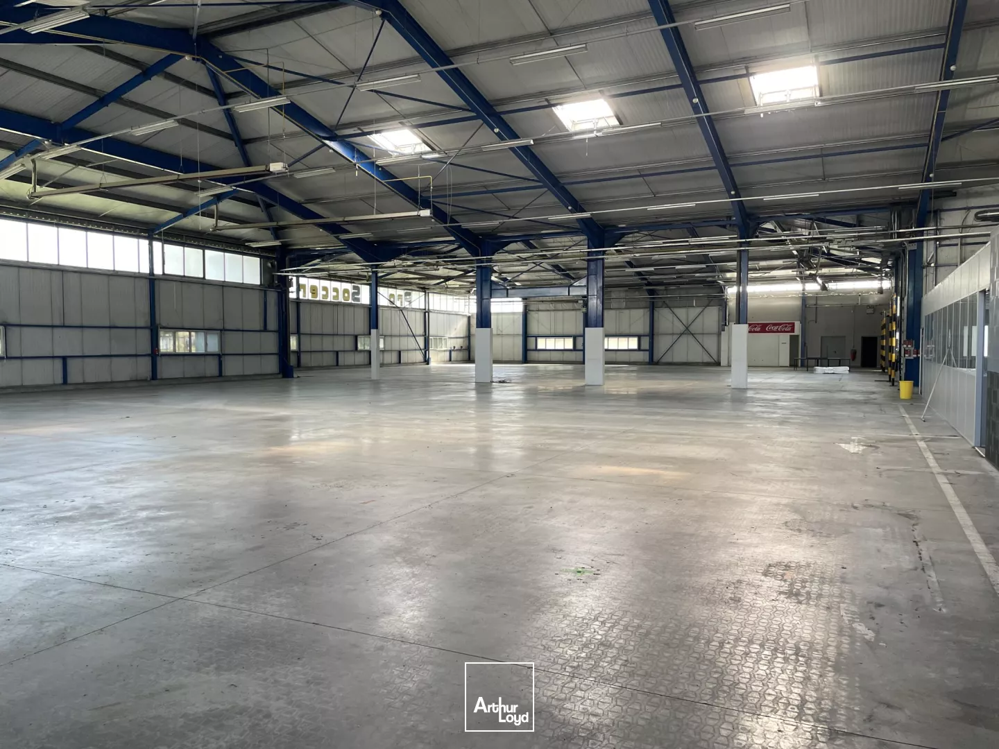 bâtiment d'activité 2411 m² environ - central, visible, fonctionnel.