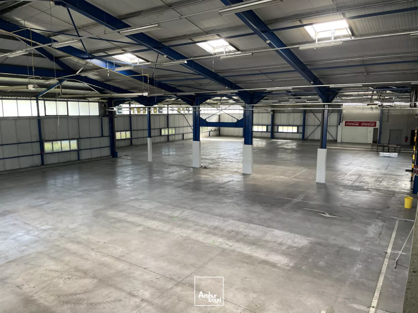 bâtiment d'activité 2411 m² environ - central, visible, fonctionnel.