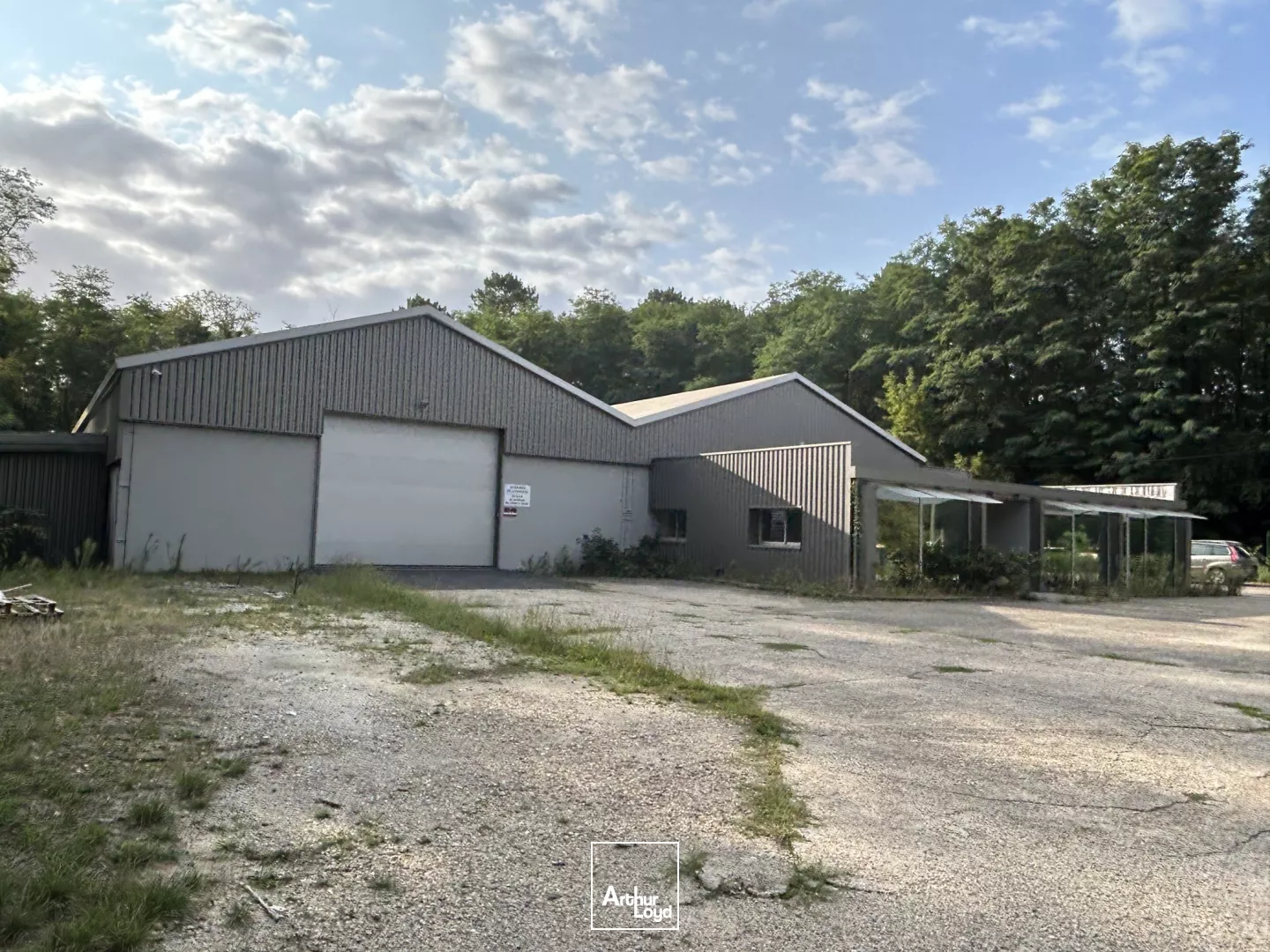 À louer bâtiment indépendant de 1800 m² à SAINT MEDARD EN JALLES