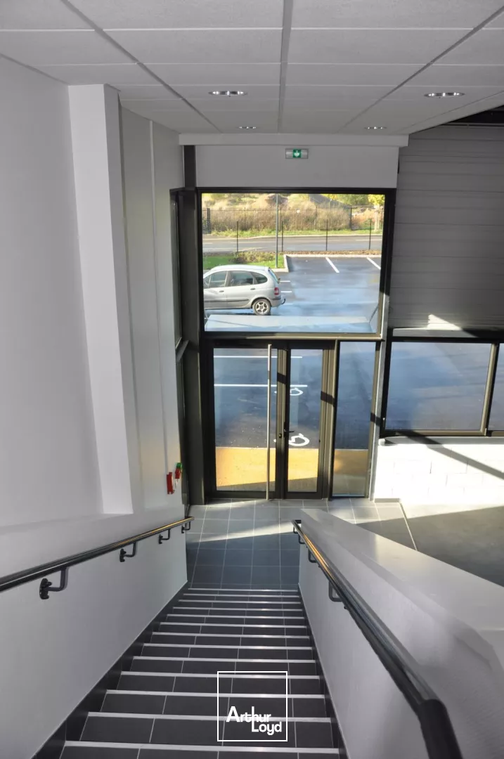 Situé au centre de CROIX , à proximité des grands axes , nous vous proposons au sein d'un parc récent des entrepots / Locaux d'activités à vendre ou à louer. 