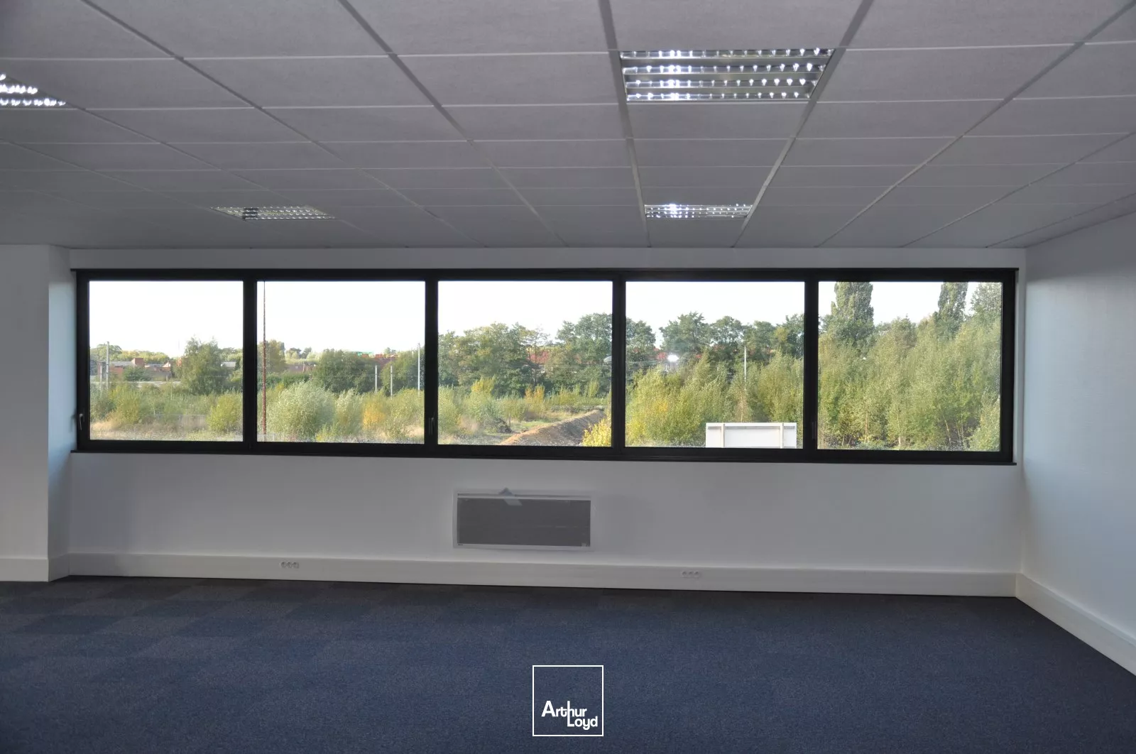 Situé au centre de CROIX , à proximité des grands axes , nous vous proposons au sein d'un parc récent des entrepots / Locaux d'activités à vendre ou à louer. 