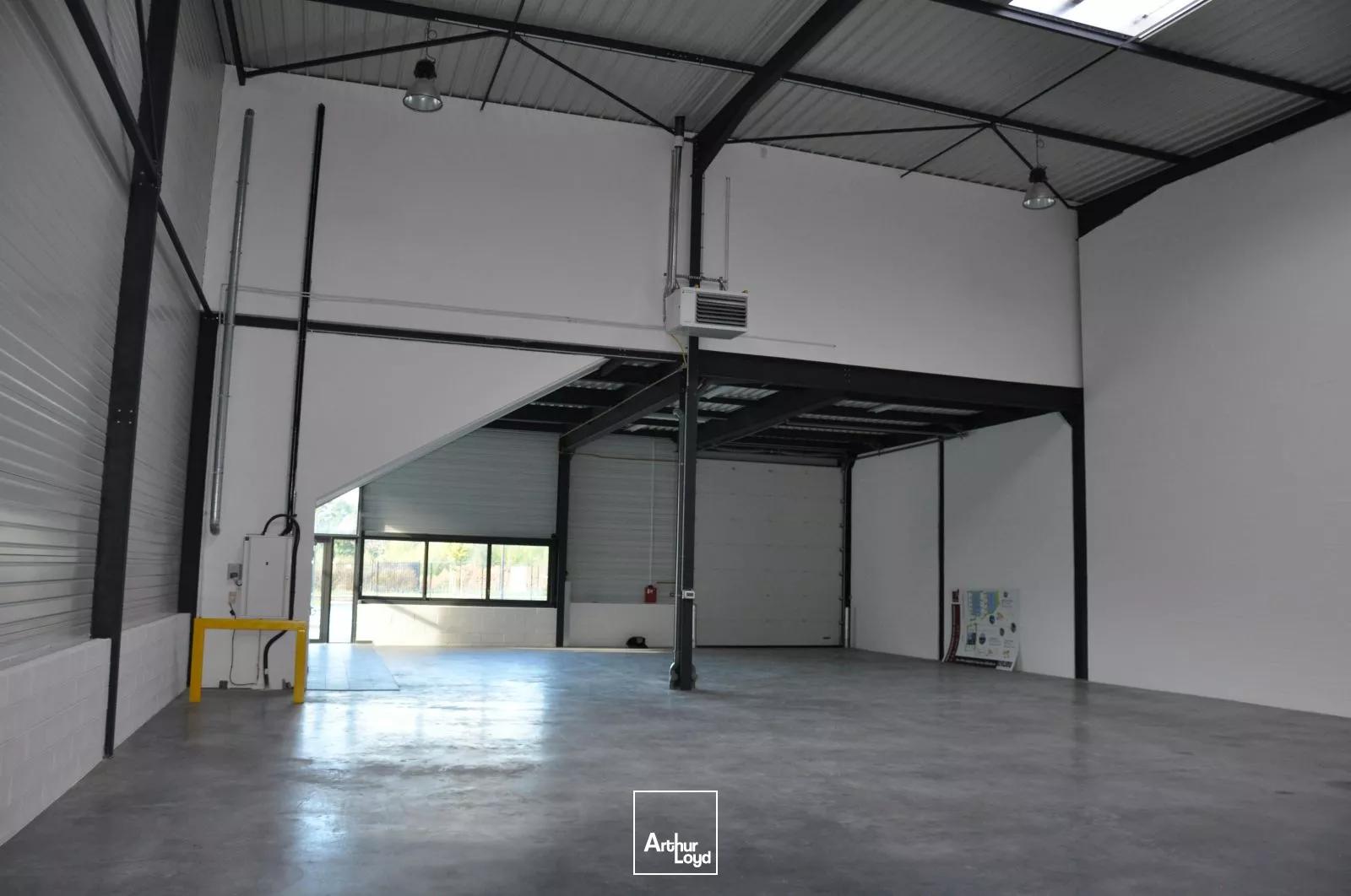 Situé au centre de CROIX , à proximité des grands axes , nous vous proposons au sein d'un parc récent des entrepots / Locaux d'activités à vendre ou à louer. 