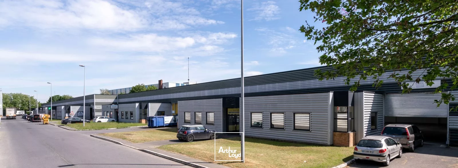 En location : Bâtiment C Commandant Rolland Le Bourget - Locaux industriels rénovés 1 164 m² divisibles - Accès plain pied - site clos et gardienné