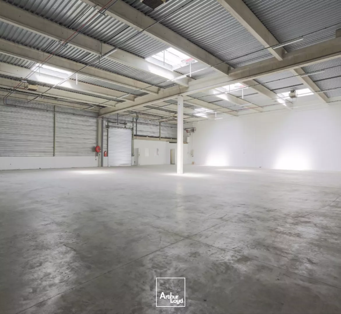 En location : Bâtiment C Commandant Rolland Le Bourget - Locaux industriels rénovés 1 164 m² divisibles - Accès plain pied - site clos et gardienné