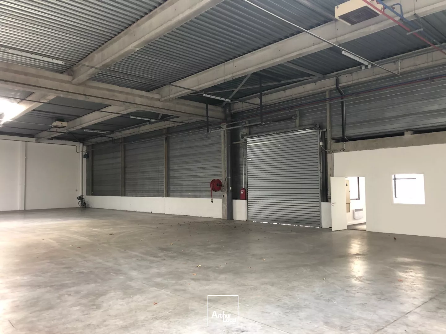 En location : Bâtiment C Commandant Rolland Le Bourget - Locaux industriels rénovés 1 164 m² divisibles - Accès plain pied - site clos et gardienné