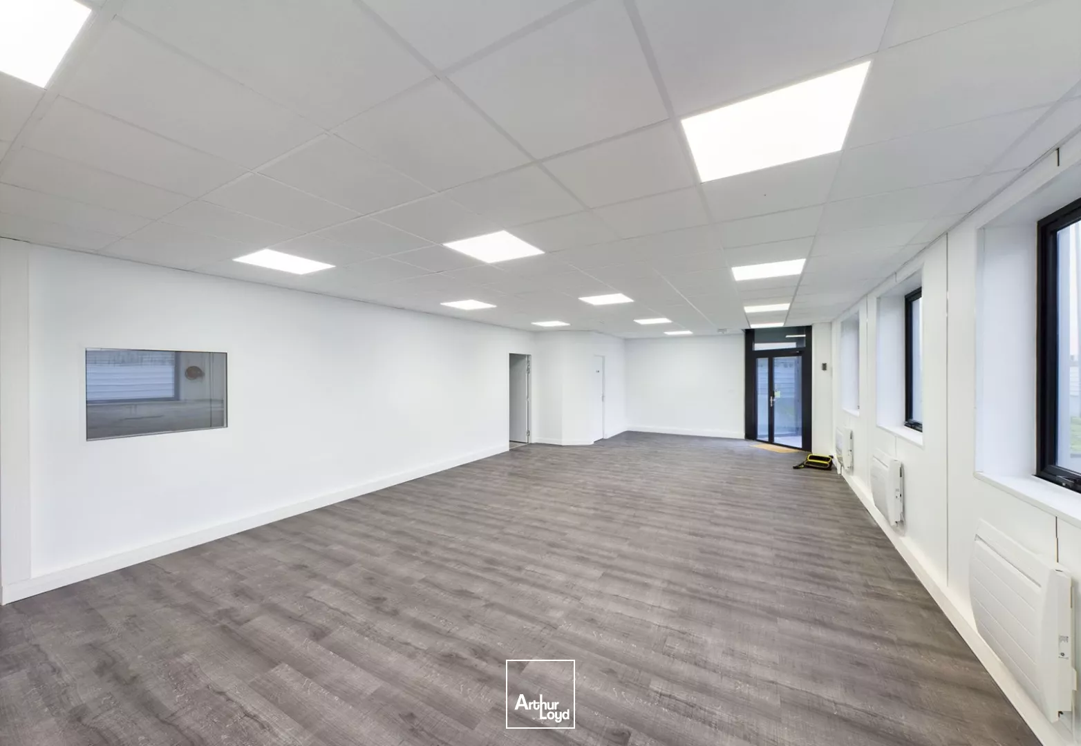 En location : Bâtiment C Commandant Rolland Le Bourget - Locaux industriels rénovés 1 164 m² divisibles - Accès plain pied - site clos et gardienné