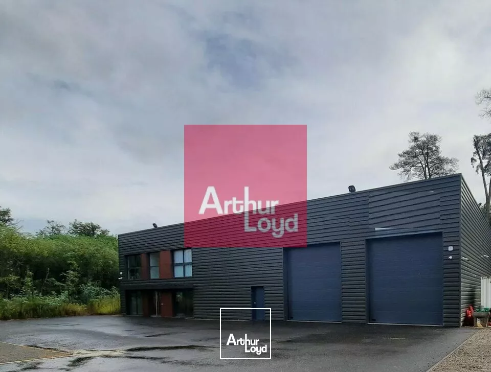 LEZOUX A LOUER LOCAL ACTIVITE 696 M² - PARCELLE 3600 M² - BATIMENT NEUF